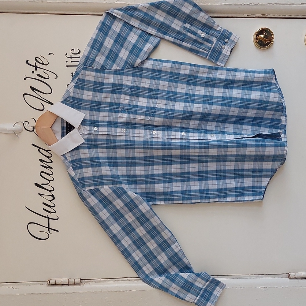 Boys size 16 regular. Sean John button down dress shirt. Great condition👔